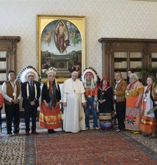 Representatives of the Métis Nation in Canada meet Pope Francis at the Vatican, March 28, 2022. (photo: Courtesy photo / Vatican Media)
